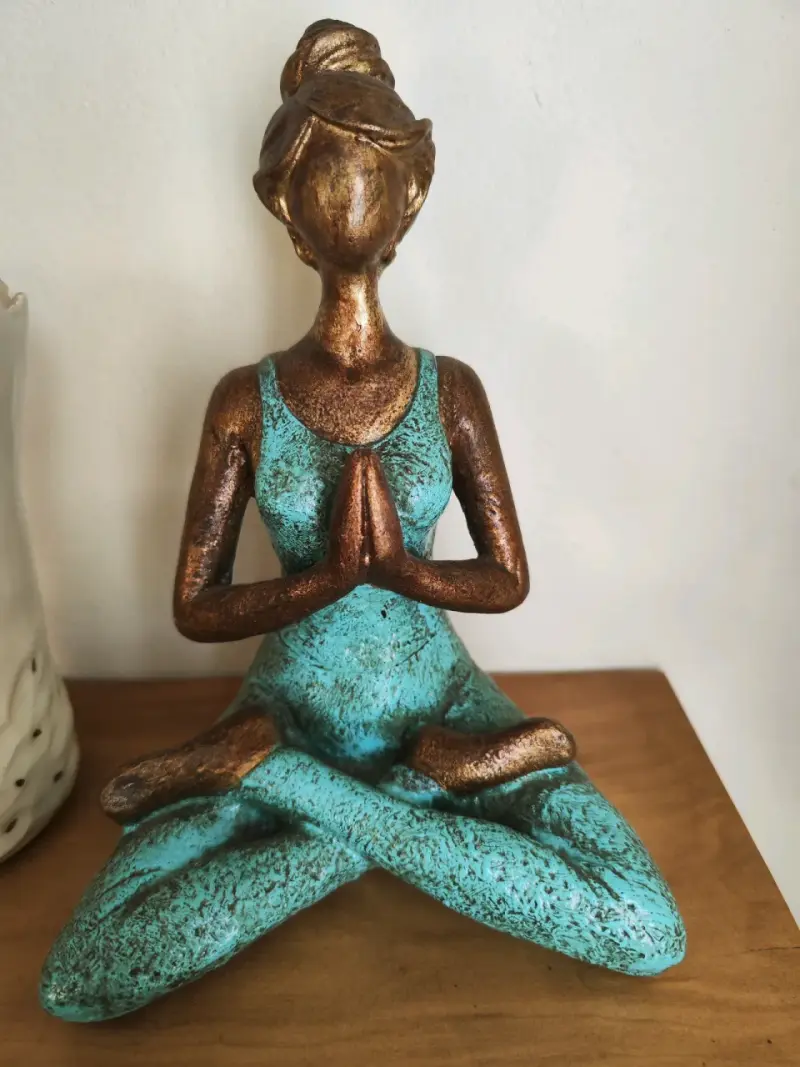 Estatua decorativa de yoga en bronce y turquesa - 1