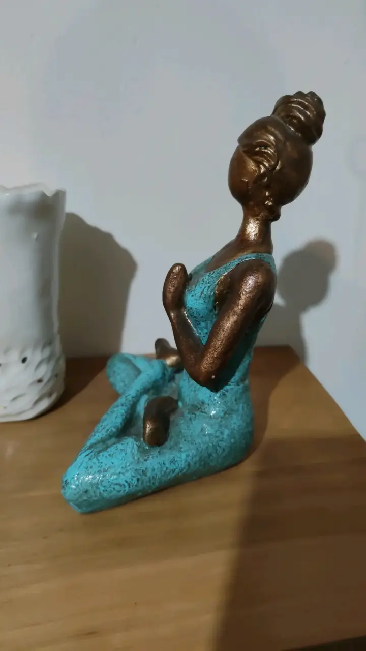 Estatua decorativa de yoga en bronce y turquesa - 3