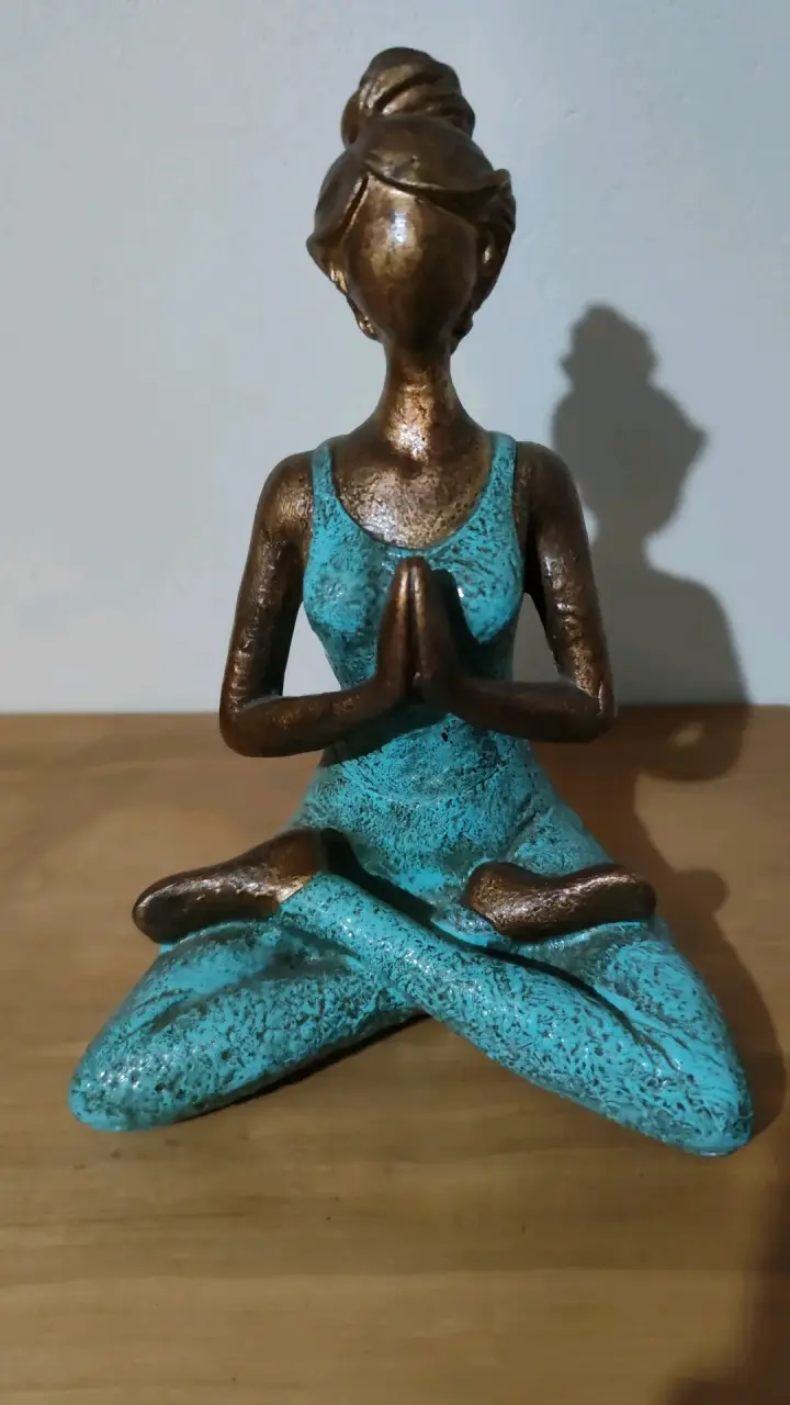 Estatua decorativa de yoga en bronce y turquesa - 4