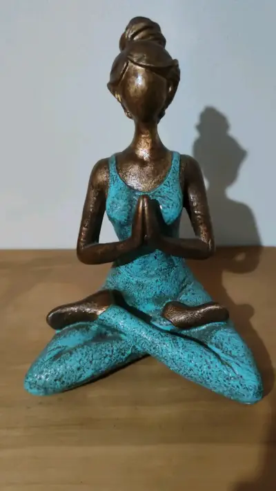 Estatua decorativa de yoga en bronce y turquesa - miniatura 4