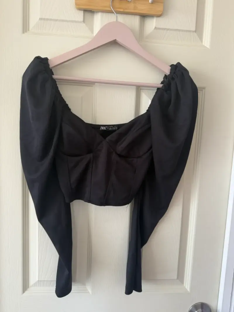 Top negro con mangas largas Zara - 1