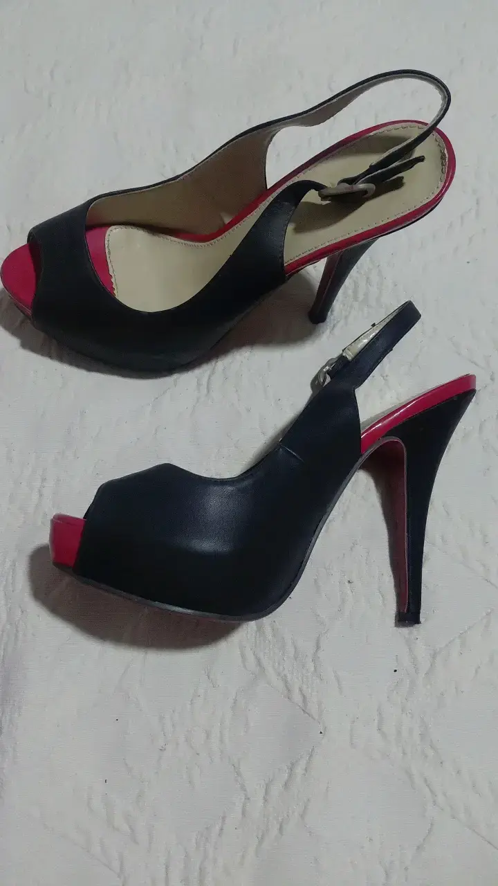 Tacones negros con detalles rojos - 1