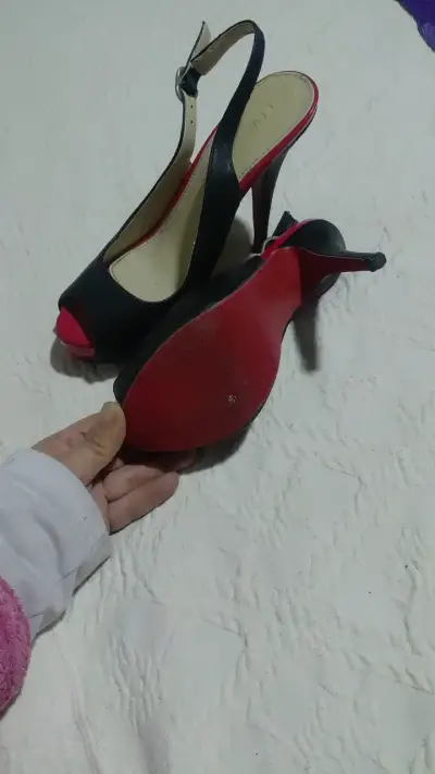 Tacones negros con detalles rojos - miniatura 2