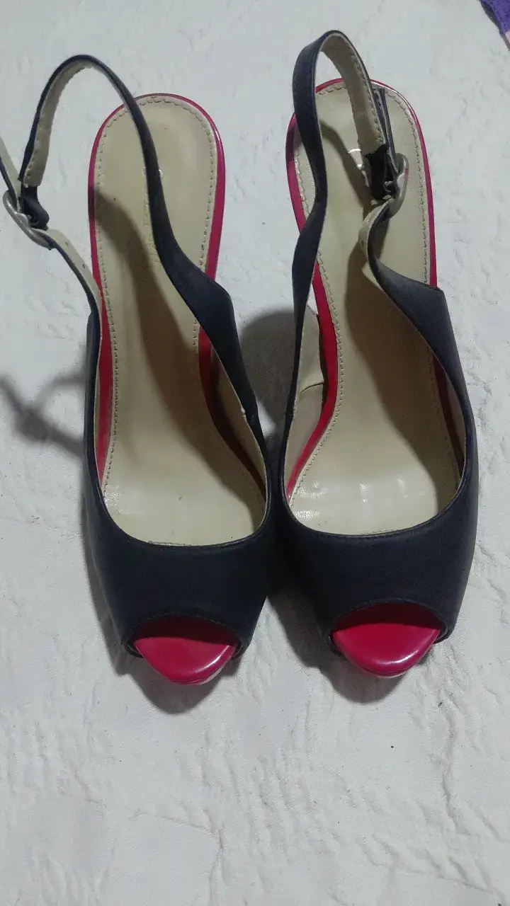 Tacones negros con detalles rojos - 3