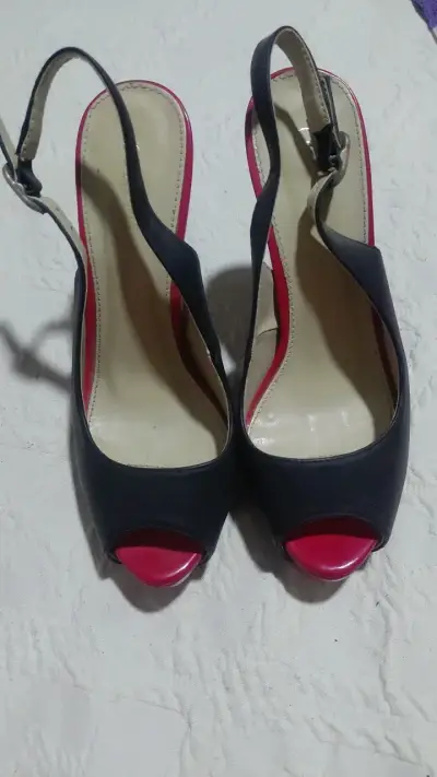 Tacones negros con detalles rojos - miniatura 3