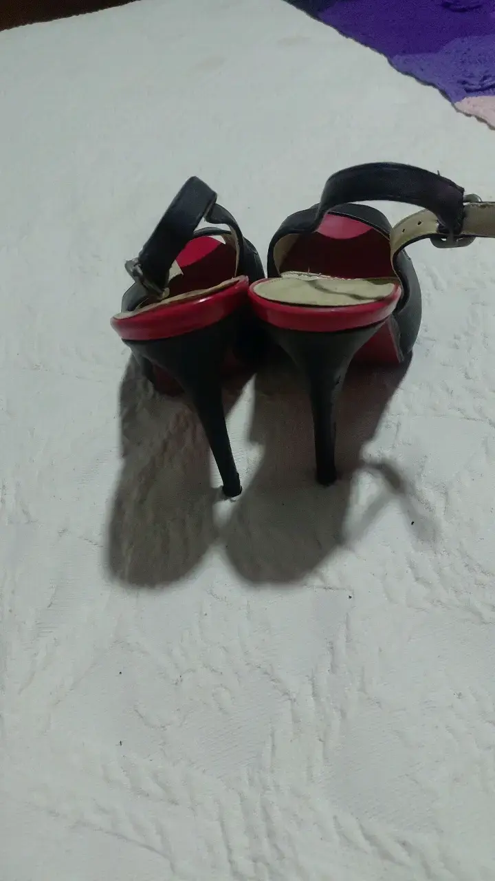 Tacones negros con detalles rojos - 4