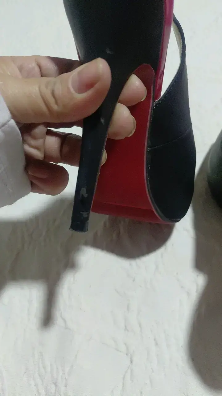 Tacones negros con detalles rojos - 5