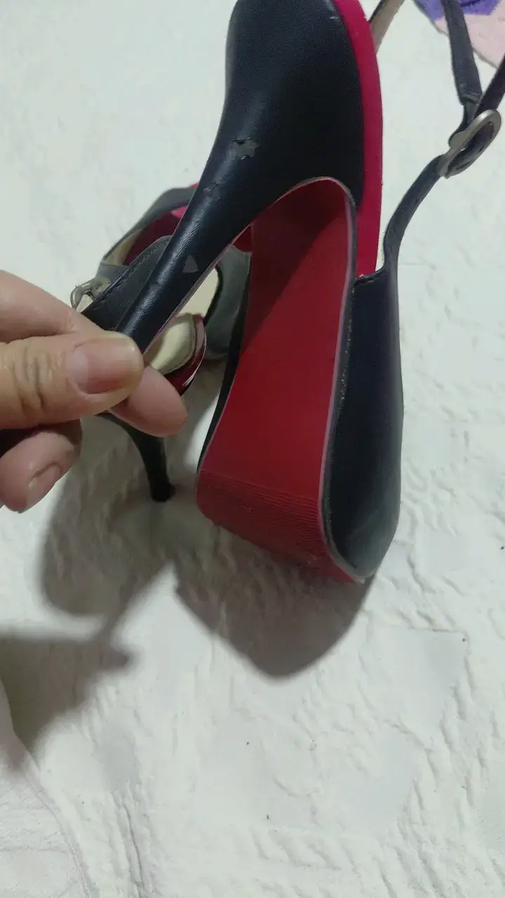 Tacones negros con detalles rojos - 6