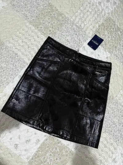 Falda negra de cuero sintético elegante - miniatura 1