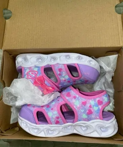 Sandalias Skechers para niña con corazones - miniatura 1