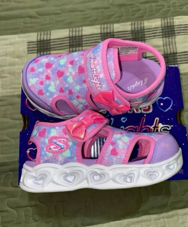 Sandalias Skechers para niña con corazones - 3