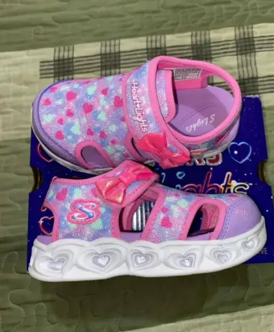 Sandalias Skechers para niña con corazones - miniatura 3