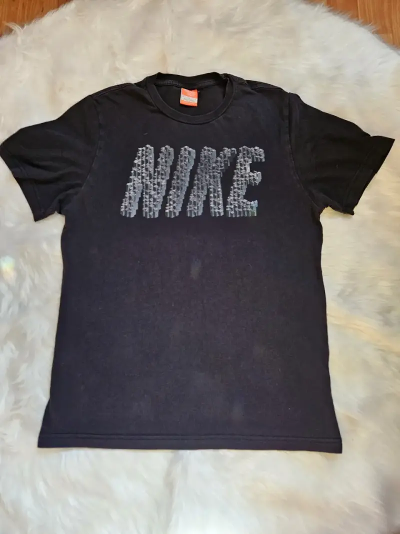 Polera Nike negra con logo estampado - 1