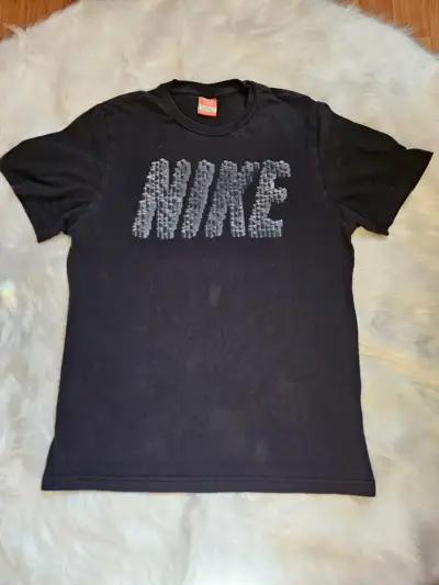 Polera Nike negra con logo estampado - miniatura 1
