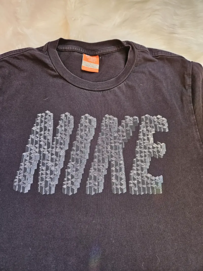 Polera Nike negra con logo estampado - 2