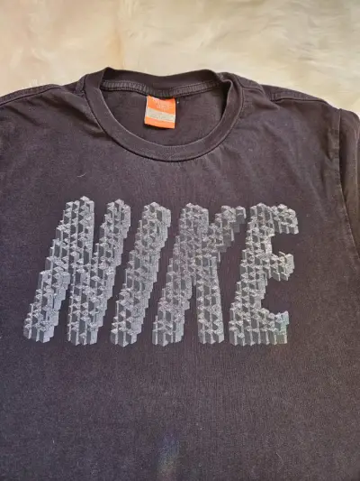 Polera Nike negra con logo estampado - miniatura 2