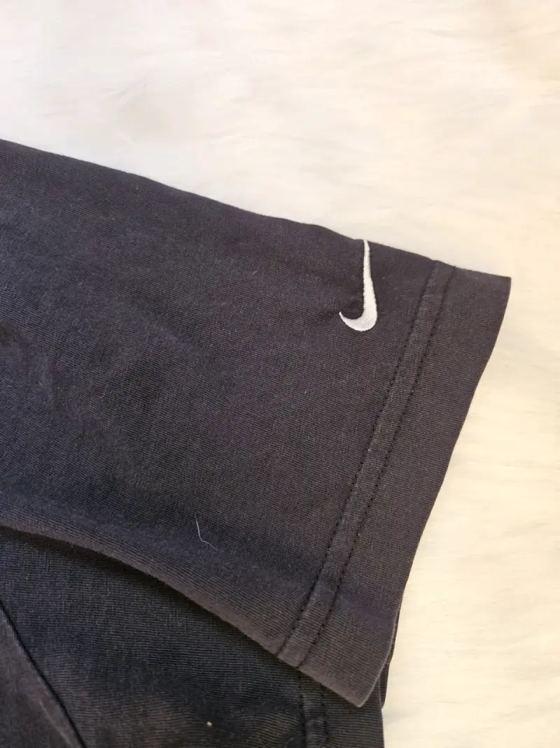 Polera Nike negra con logo estampado - 4