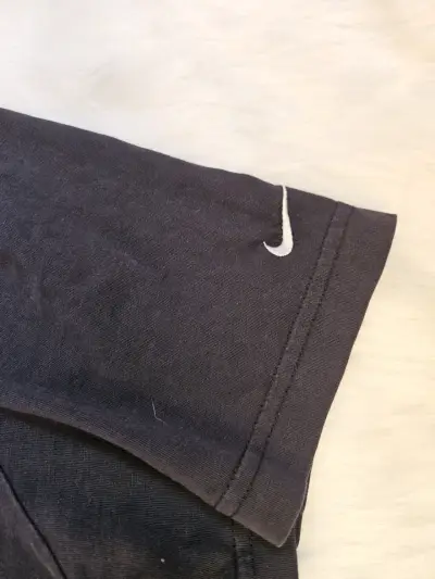 Polera Nike negra con logo estampado - miniatura 4