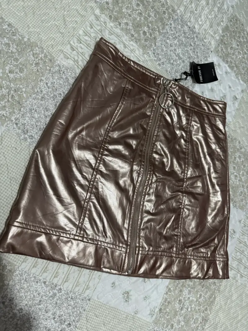 Falda metálica color rose gold para mujer - 2
