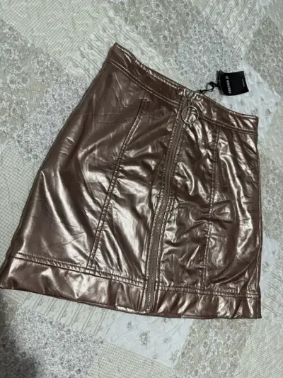 Falda metálica color rose gold para mujer - miniatura 2