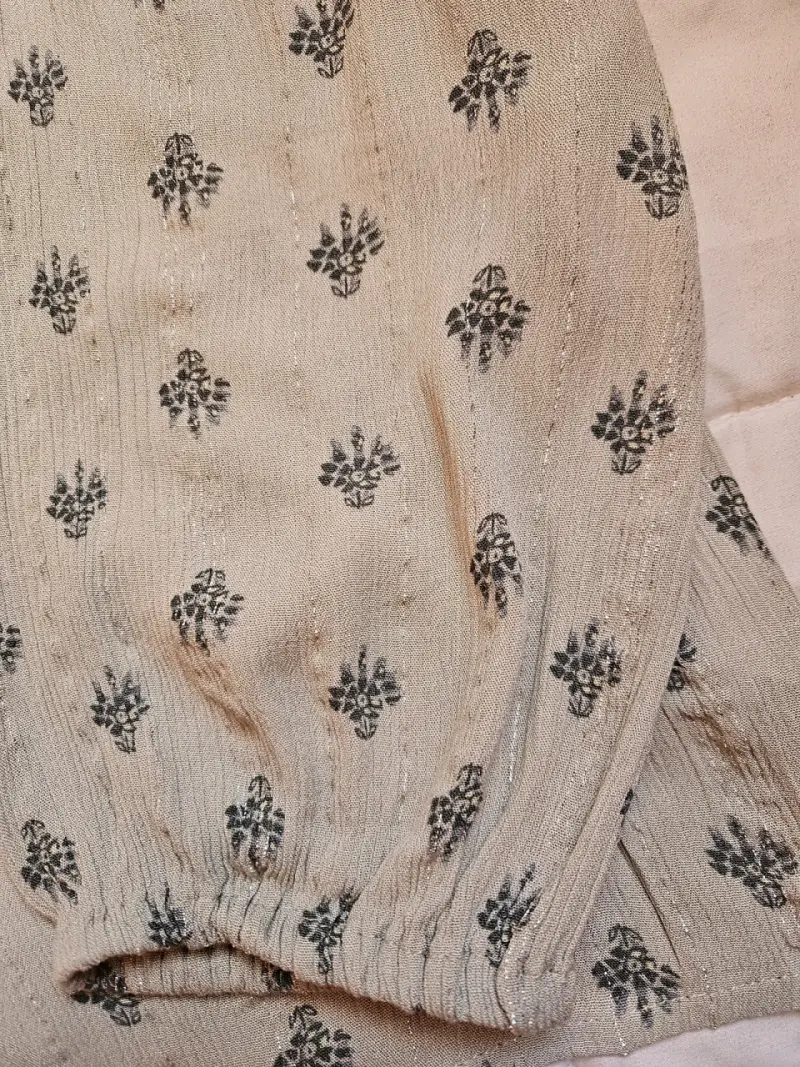 Blusa beige estampada de manga larga - 2