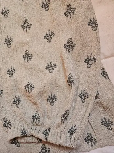 Blusa beige estampada de manga larga - miniatura 2
