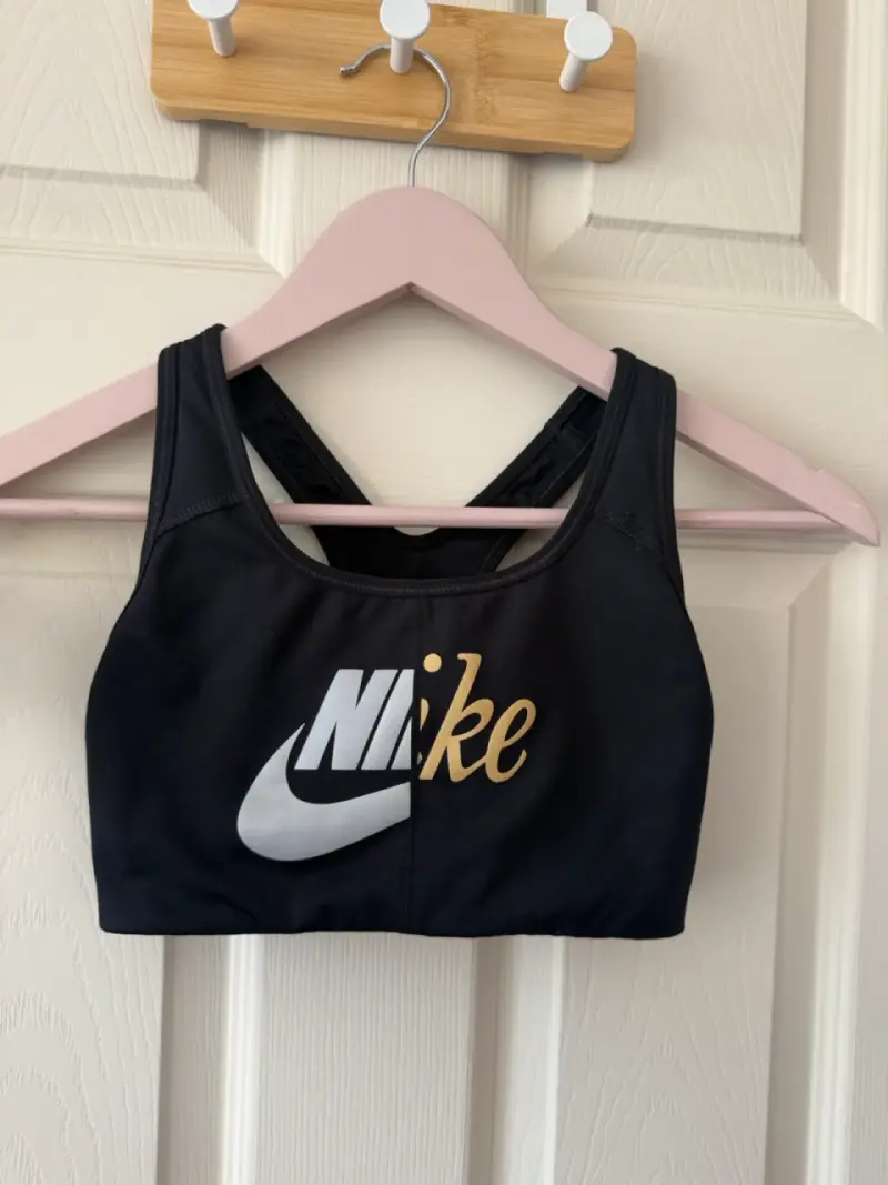 Top deportivo Nike negro para mujer - 1