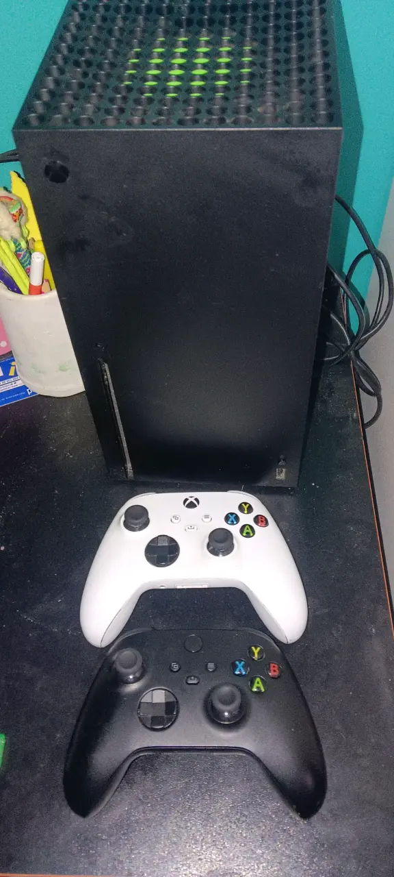 Consola de videojuegos con dos controles y - 1