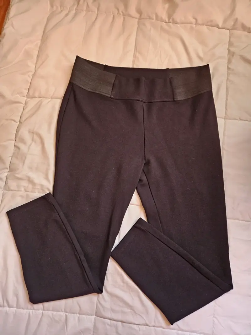 Pantalones negros de mujer estilo casual - 2