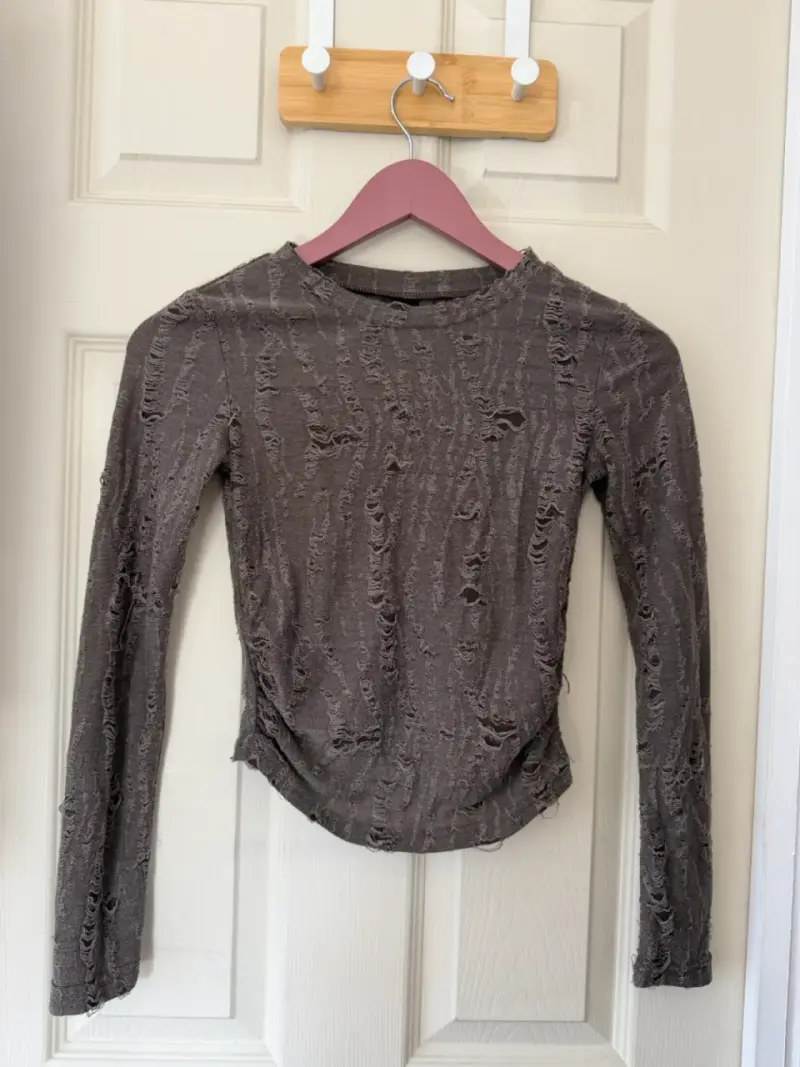 Polera manga larga desgastada gris - 1