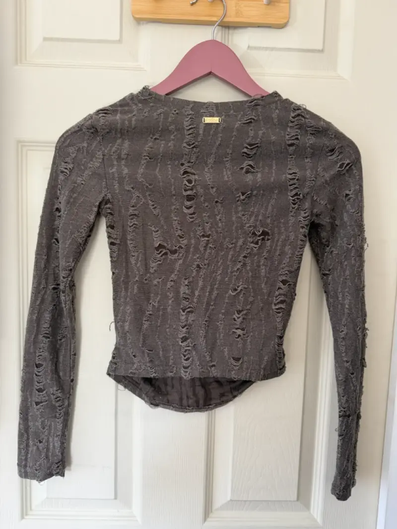 Polera manga larga desgastada gris - 2