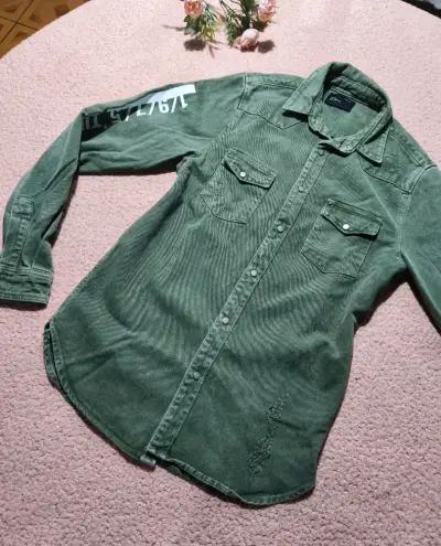 Camisa verde de algodón con diseño bordado - miniatura 1
