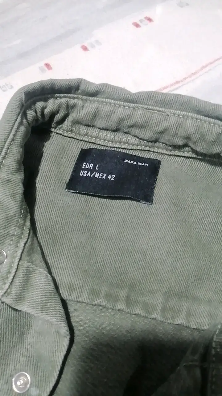 Camisa verde de algodón con diseño bordado - 2