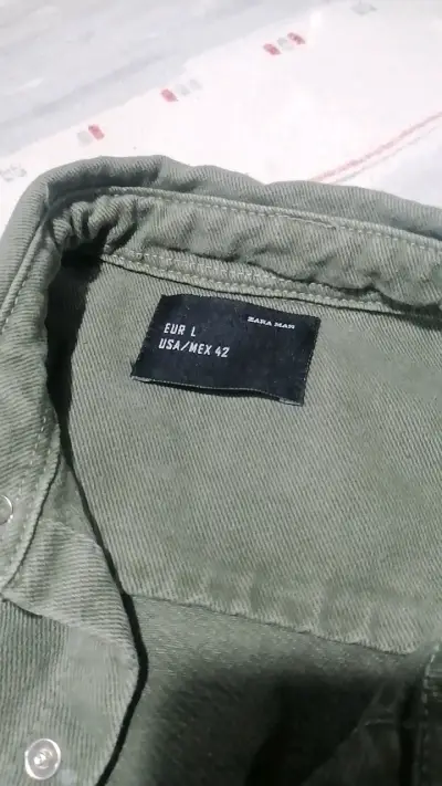 Camisa verde de algodón con diseño bordado - miniatura 2