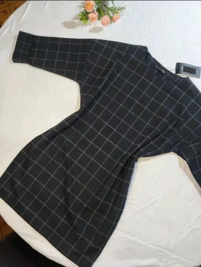 Vestido gris oscuro a cuadros con etiqueta - miniatura 1