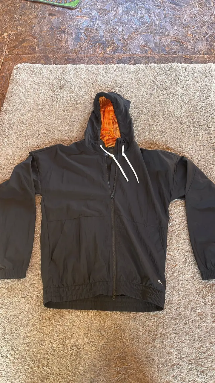 Chaqueta cortaviento negra con capucha adidas - 1