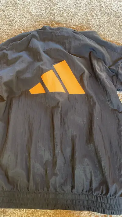 Chaqueta cortaviento negra con capucha adidas - miniatura 3