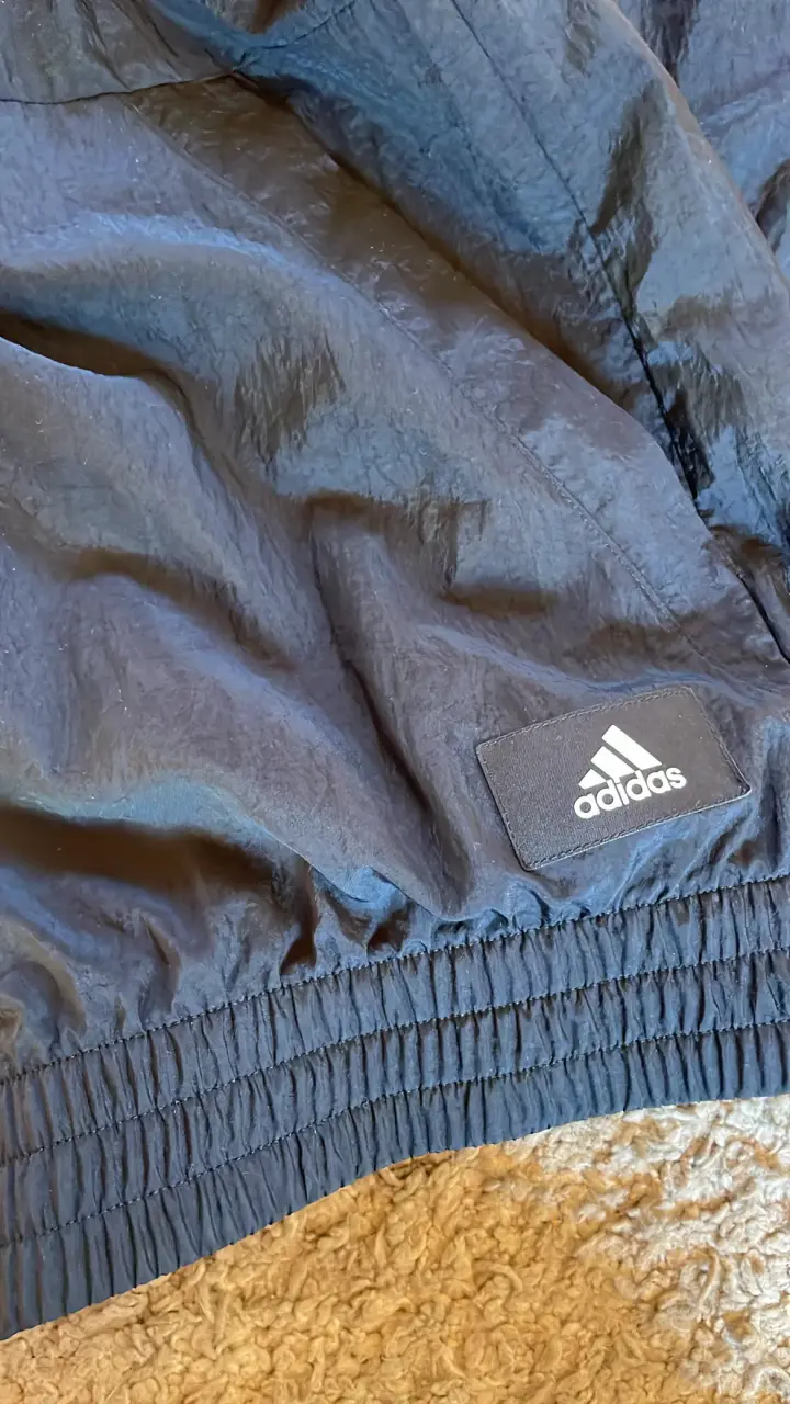 Chaqueta cortaviento negra con capucha adidas - 4