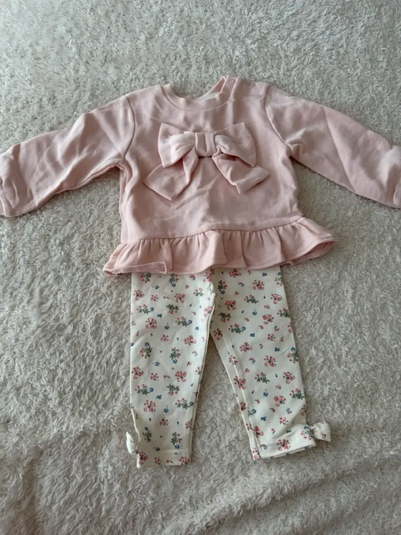 Conjunto infantil rosa con lazo y flores - 1