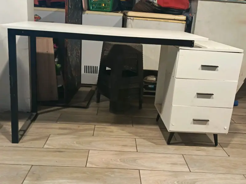 Escritorio blanco con cajonera integrada - 1