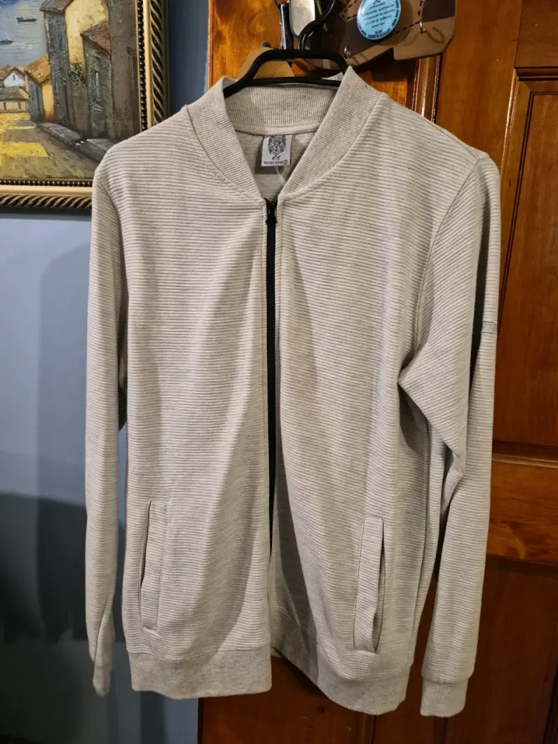 Chaqueta beige con cierre frontal