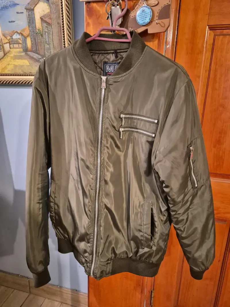 Chaqueta bomber verde oliva con cierre