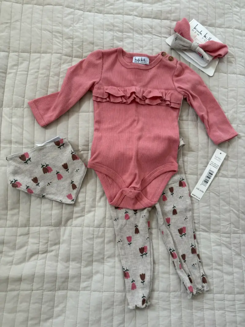 Conjunto bebé rosa con estampado floral