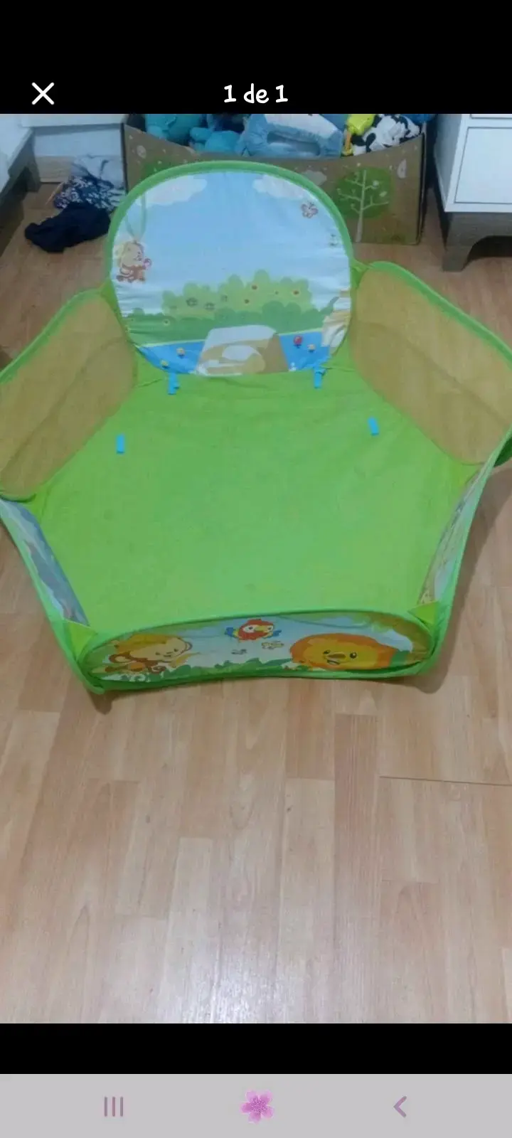 Corral de juegos infantil verde con diseño
