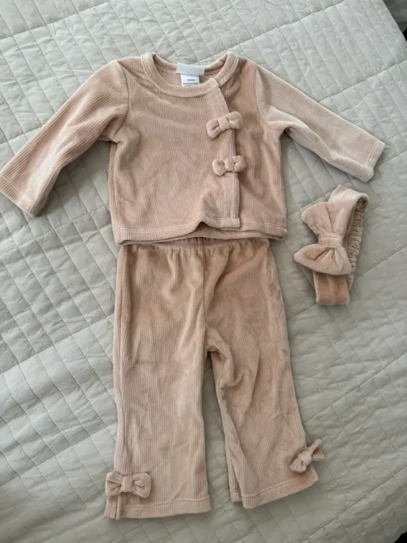 Conjunto de bebé beige con lazos - 1