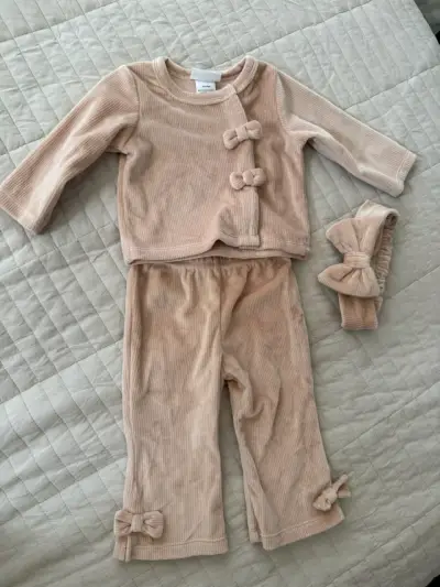 Conjunto de bebé beige con lazos - miniatura 1