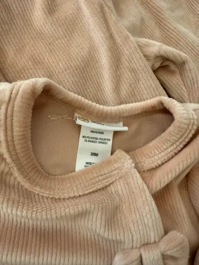 Conjunto de bebé beige con lazos - miniatura 2