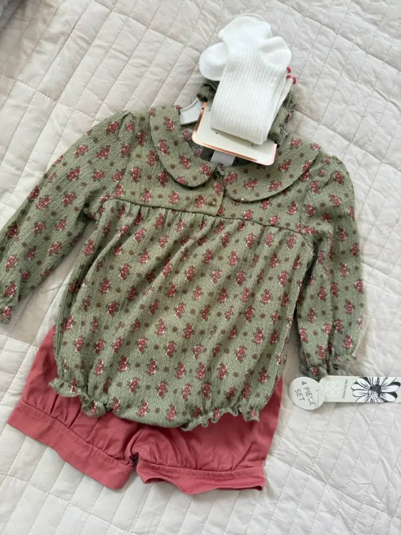 Conjunto infantil floral con calcetines - 1