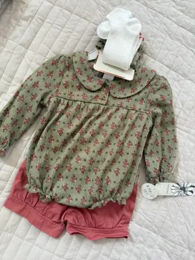 Conjunto infantil floral con calcetines - miniatura 1