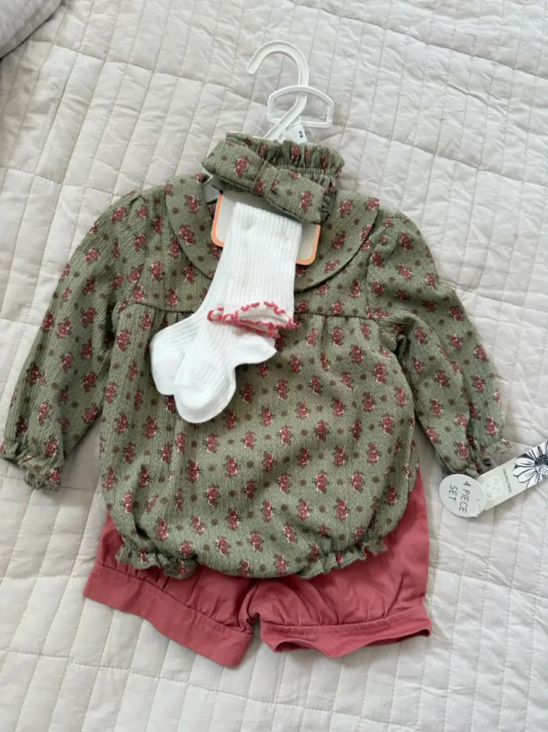 Conjunto infantil floral con calcetines - 2